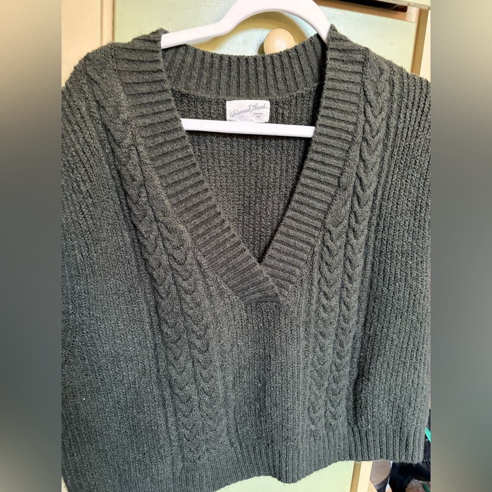 Universal Thread Olive Green Cable Knit V-Neck Sweater